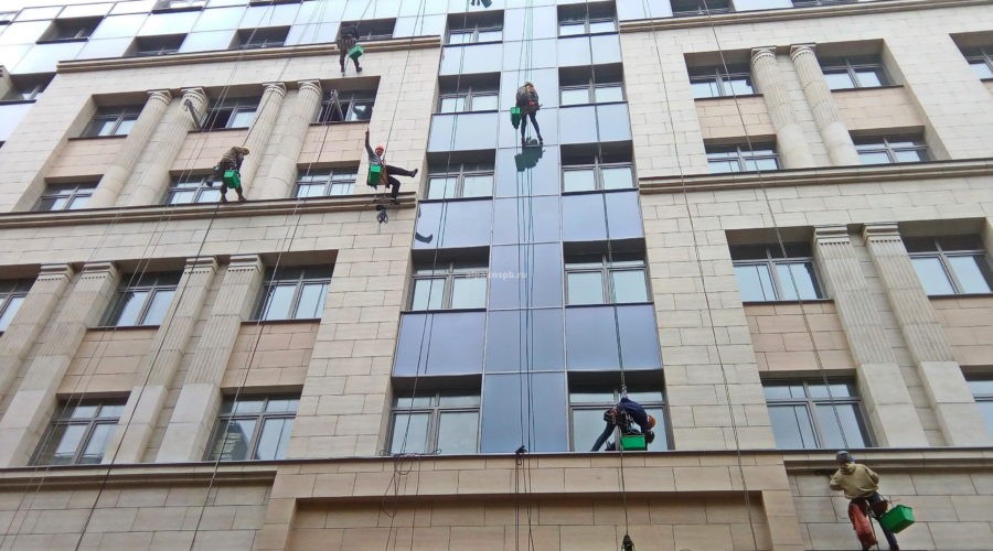Группа промышленных альпинистов на фасаде КДЦ Военной Мед. Академии 2