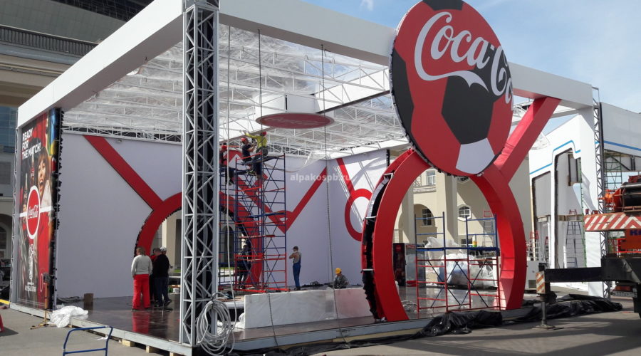 Рекламная сцена Coca-Cola с красным мячом
