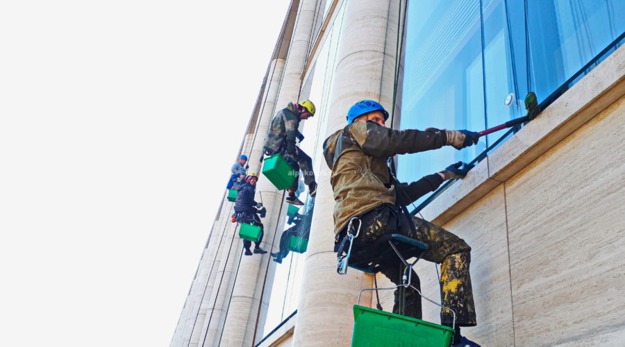 Промышленные альпинисты моют окна БЦ "Невская Ратуша"
