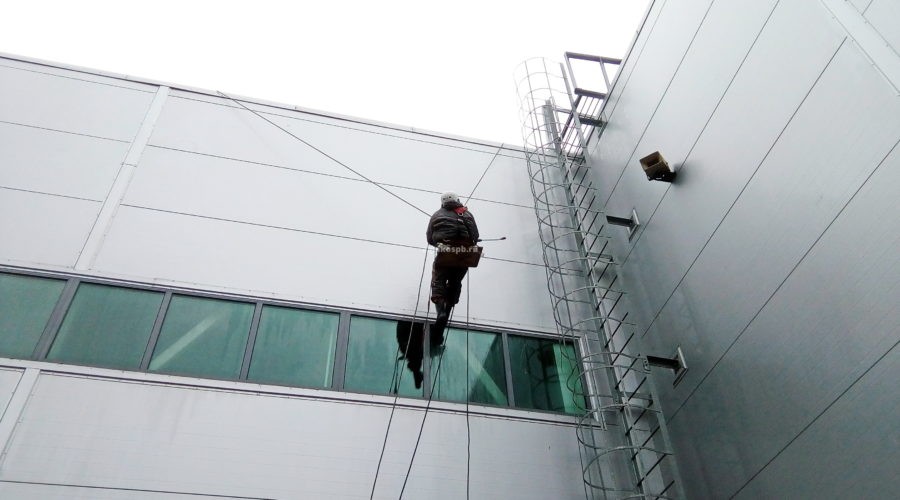 Пром альпинист работает на фасаде завода HYUNDAI