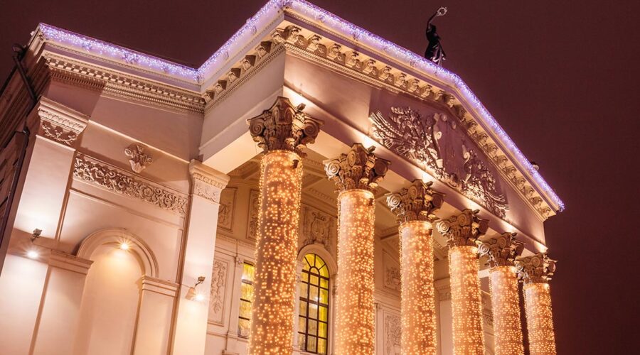 Колонны Драматического театра, украшенные подсветкой, вид сбоку