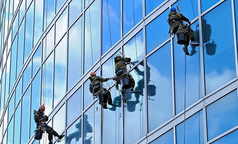 как промышленные альпинисты моют окна