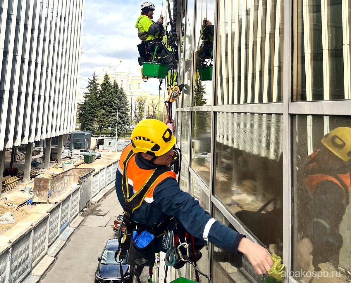 как промышленные альпинисты моют окна