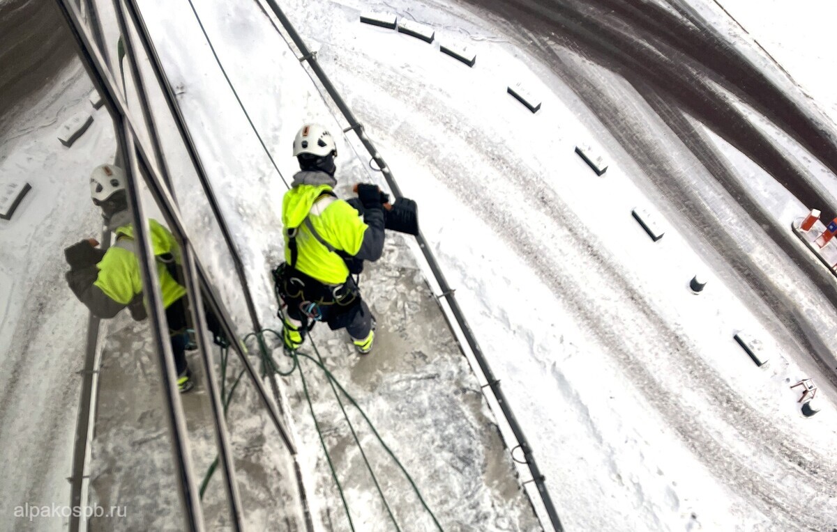 Очистка водостока от снега и наледи альпинистами