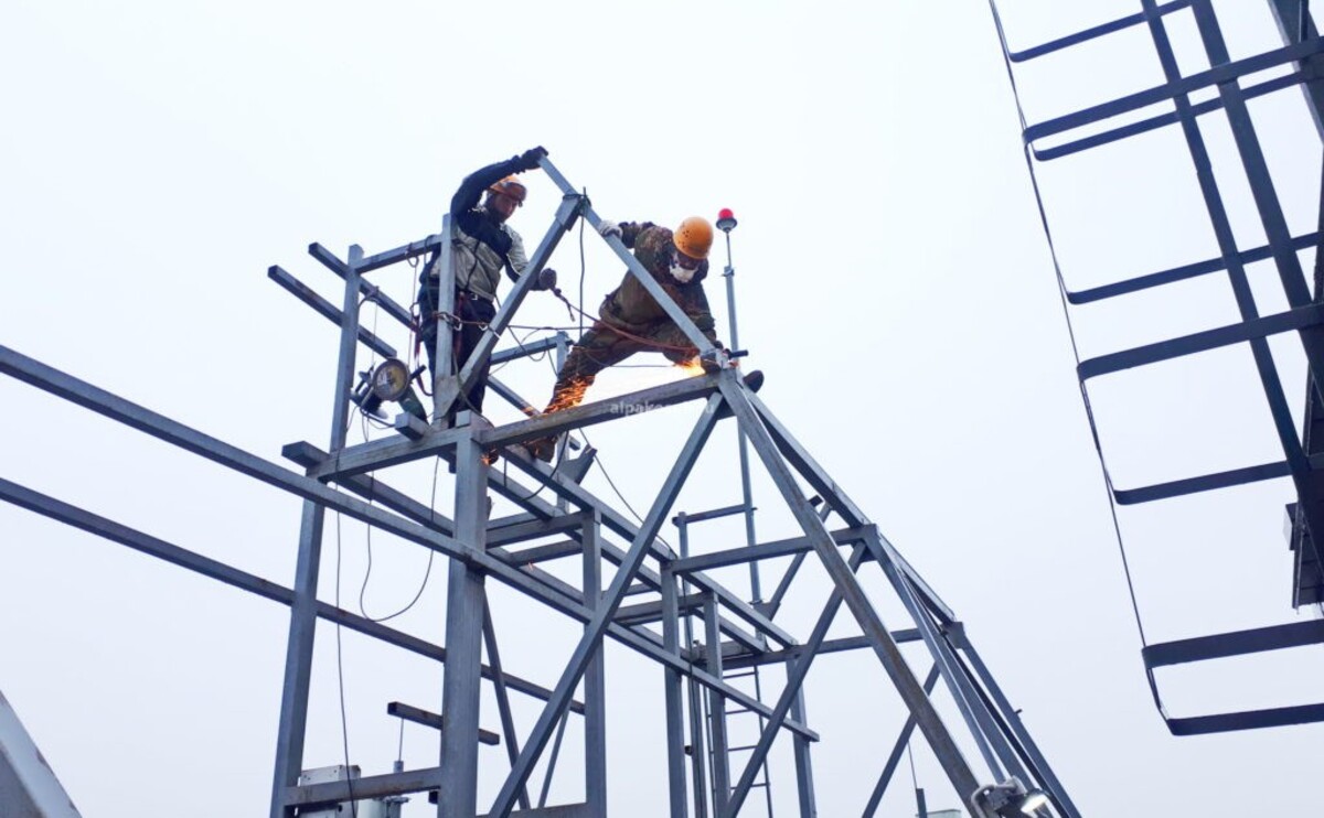 Процесс демонтажа металлоконструкции на крыше здания