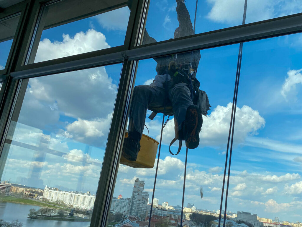 как помыть балкон