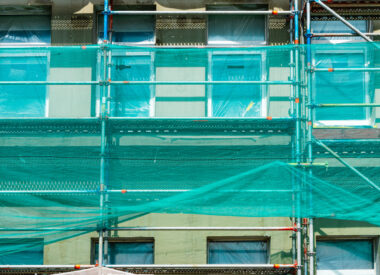 Установка фасадной сетки