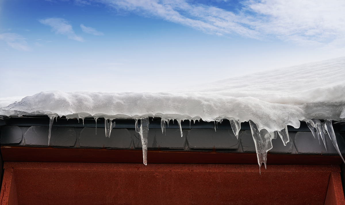 Как предотвратить наледь на кровле зимой