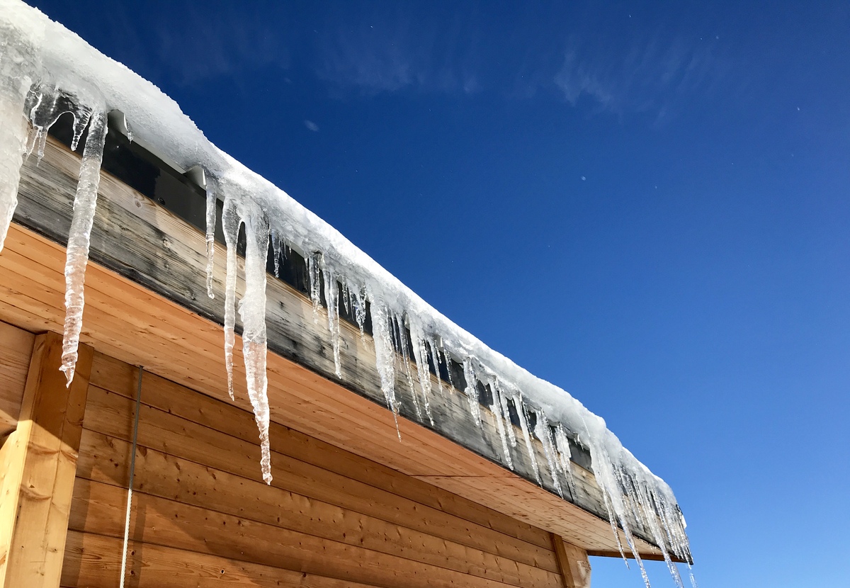 Опасность сосулек и как от них избавиться